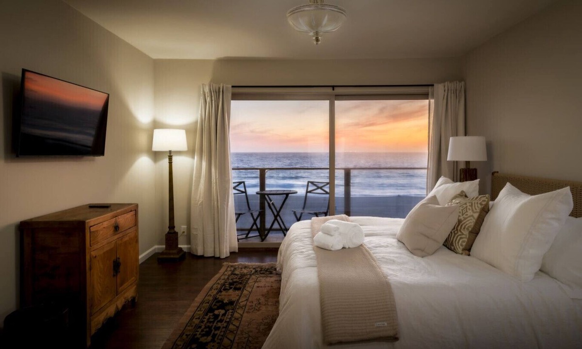 Sand Section Villa | New! The Nautilus – Manhattan Beachfront Retreat