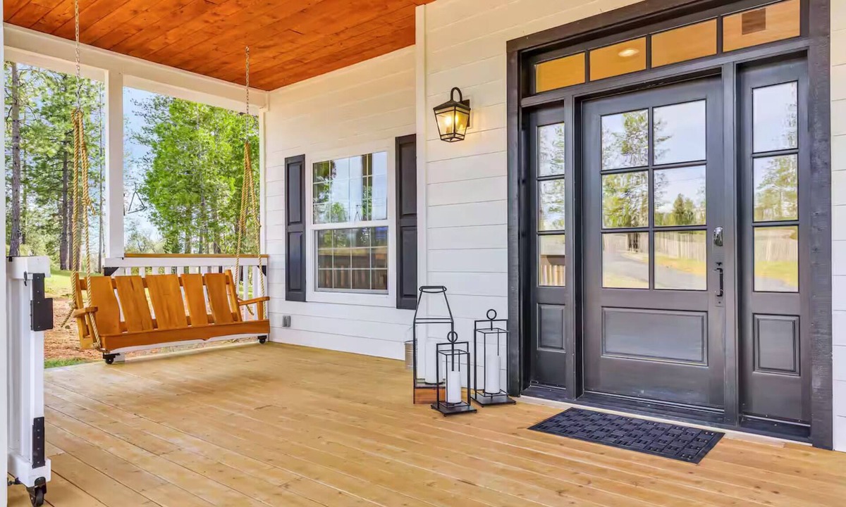 Mokelumne Hill House | Newly built Modern Farmhouse with Hot Tub