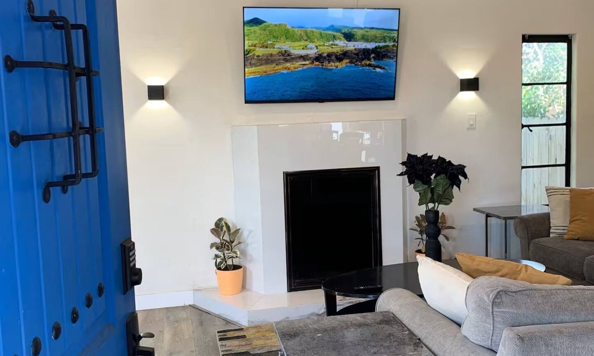 Westmont House | Newly Renovated 3br. Modern Spanish Casita