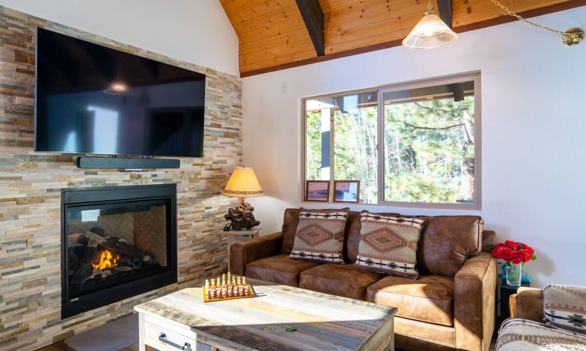 Kings Beach House | North Shore Cabin with Private Hot Tub