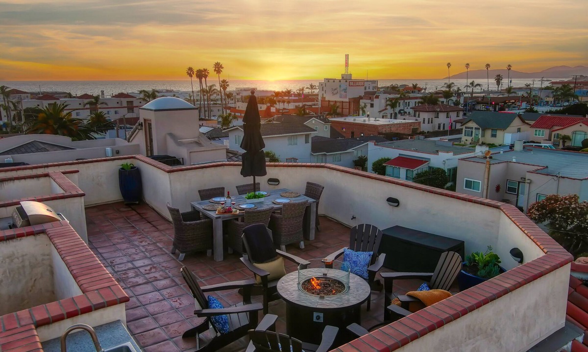 Downtown House | Ocean-View Endless Summer Condo with AC & EV Charger