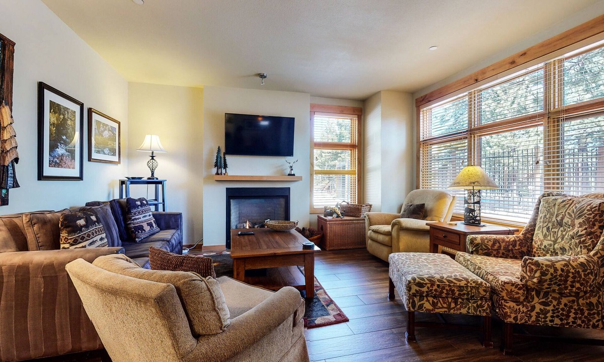 Mammoth Lakes Condo | On the Golf Course! Bright, Updated. Private Gas Grill, Washer/Dryer