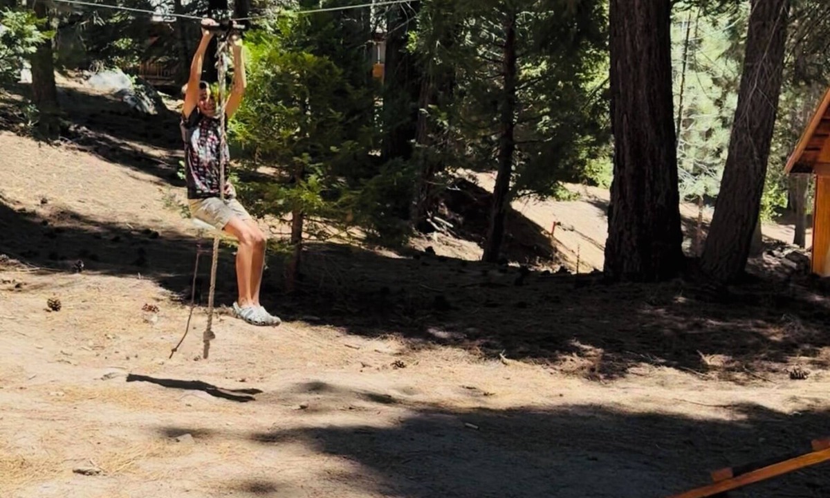 Ponderosa Cabin | One acre with a fire pit, kids play area, treehouse, zipline, pets welcome