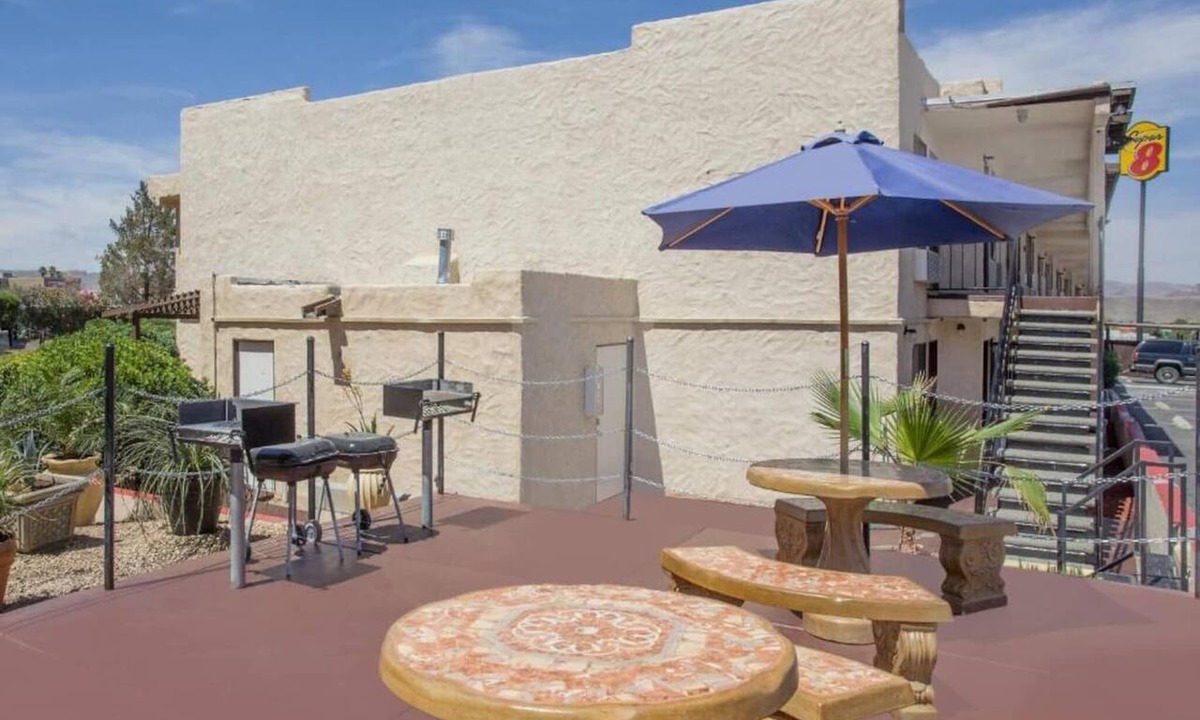 Barstow Apartment | One Queen Deluxe, Non-Smoking
