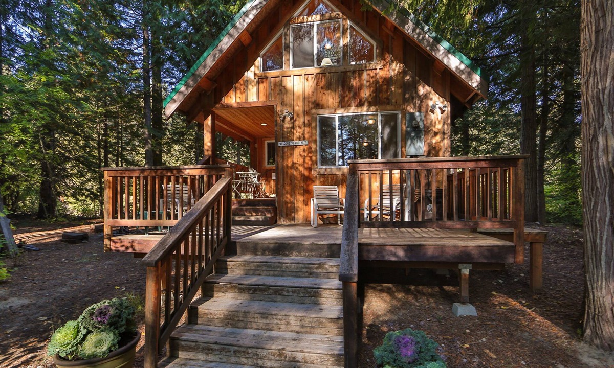 Leavenworth Cabin | Osprey Nest Cabin: Cozy private mountain cabin on the Wenatchee River