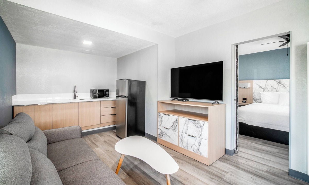 Fort MacArthur Hotel | Pacific Inn & Suites