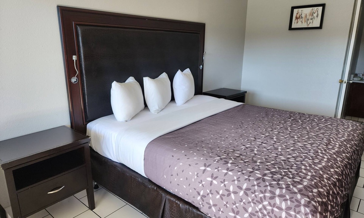 Crescent City Hotel | Pacific Inn