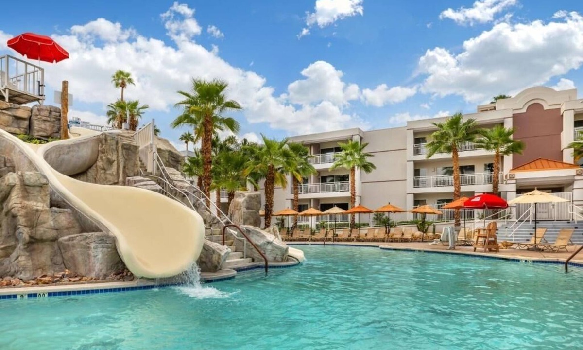 Canyon Corridor Hotel | Palm Springs Stay Steps from Downtown Fun l Chic 2 Rooms w/Kitchen and Balcony