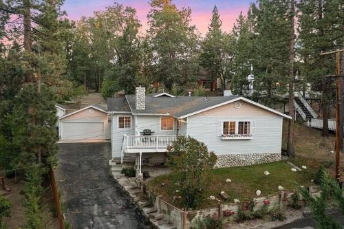 Fox Farm House | Paramount Escape Big Bear-Close to All -Tesla Universal EV- Foos Ball