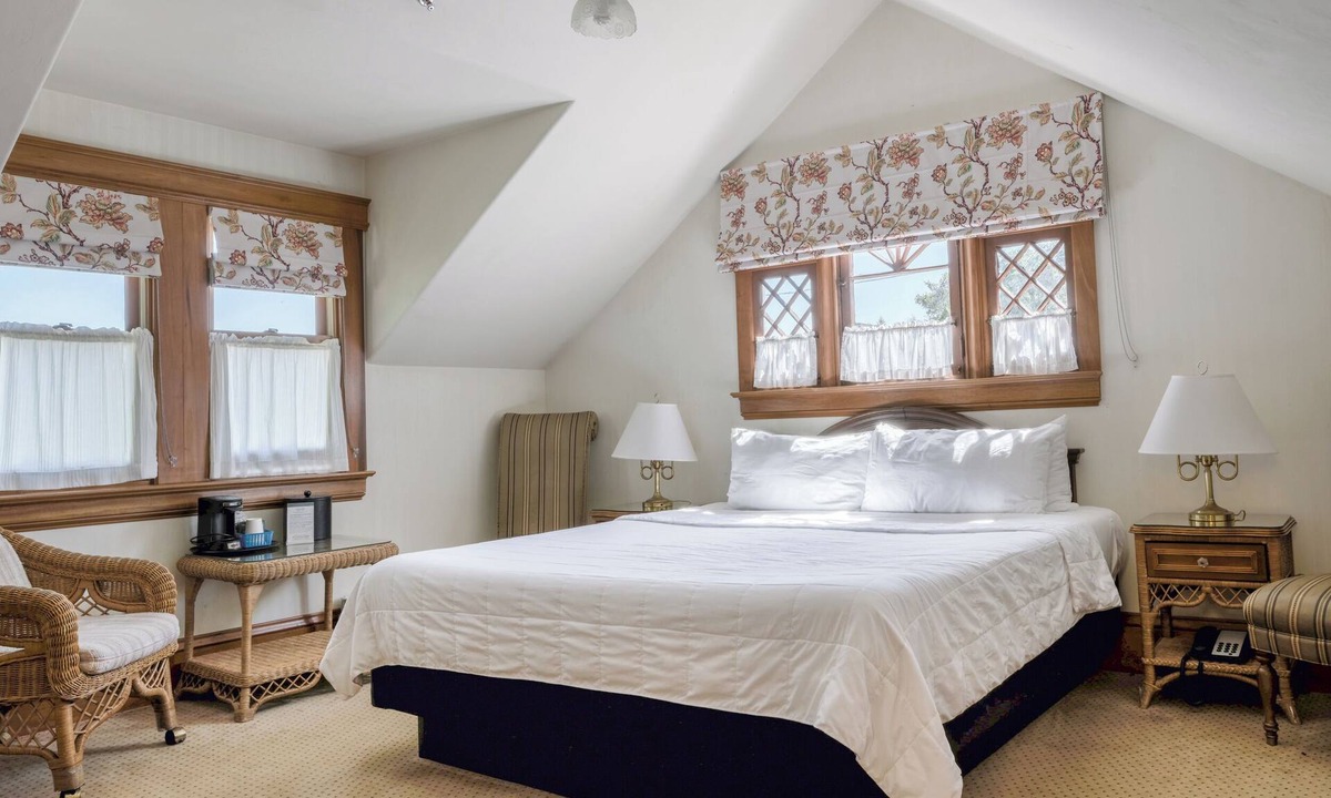 Pacific Grove Hotel | PARTIAL OCEAN VIEW - WALK TO OCEAN - KING BEDROOM