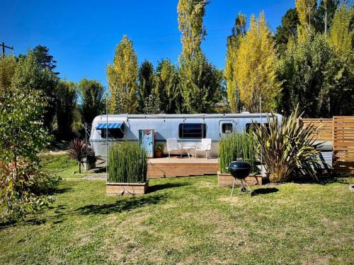 Freshwater House | Peaceful Farm Airstream Camper Retreat - Hot Tub