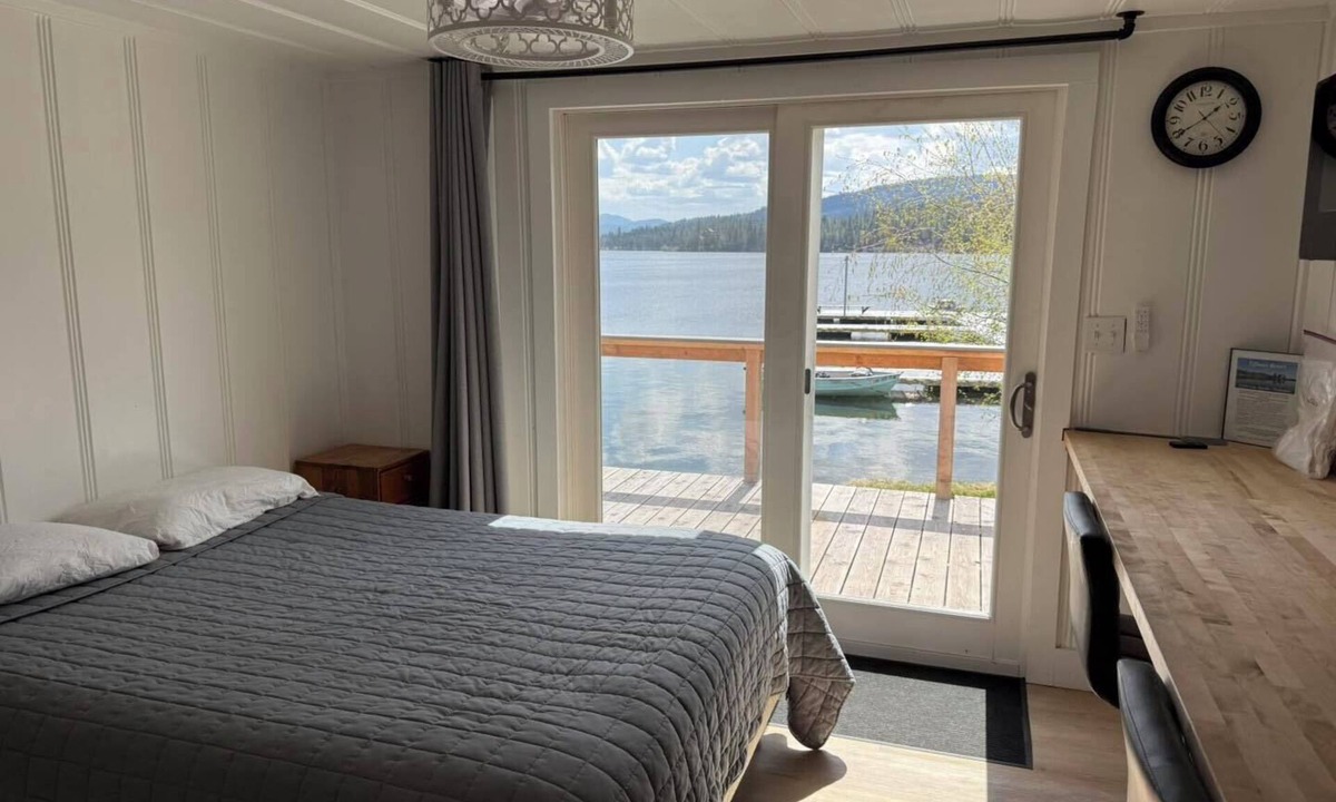 Republic Cabin | Peaceful Lakefront Studio With Stunning Dock & Water Views at Tiffanys Resort