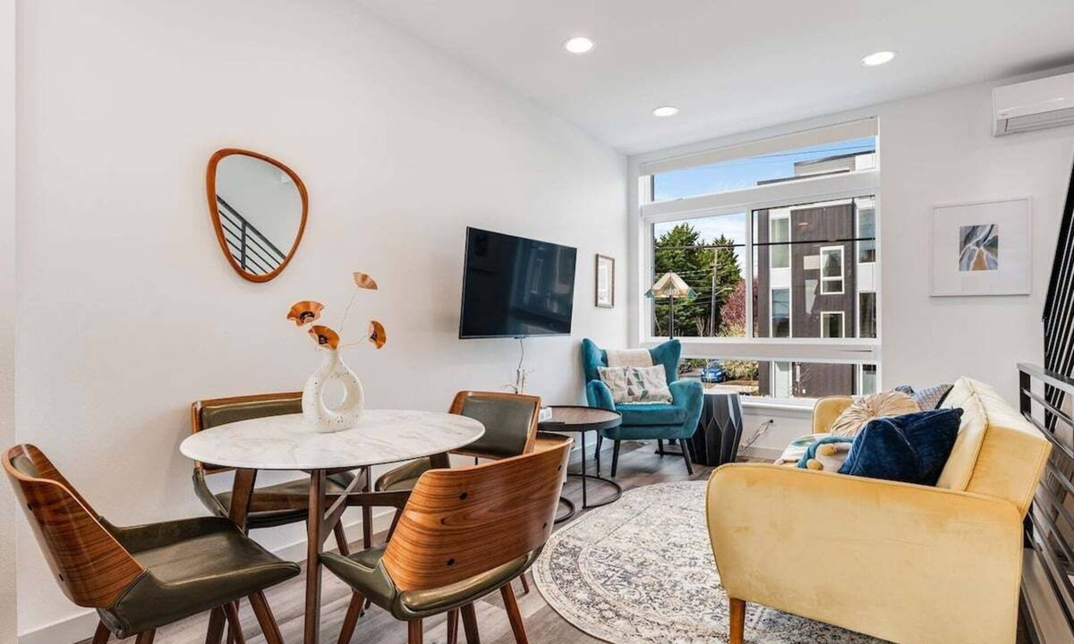 Fremont House | Perch - Woodland Suite: Chic Townhome Steps from Woodland Zoo w/Parking