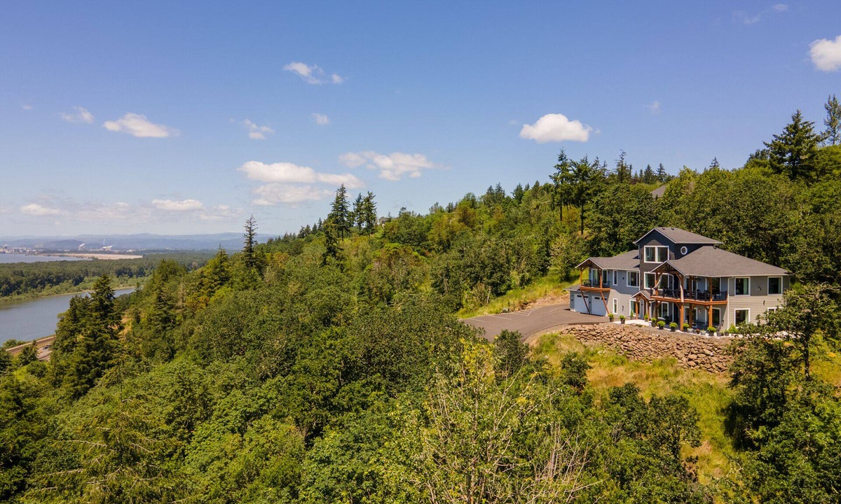 Carrolls Cabin | Perched on the Edge! Stunning Bluff with Wide River Views @ Kalama Oaks Lodge
