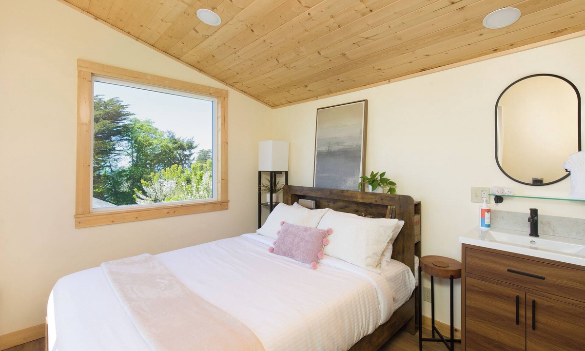 Westhaven-Moonstone Cabin | Perfect for outdoor lovers—surf, hike, and explore the North Coast! Close to Redwood National Park