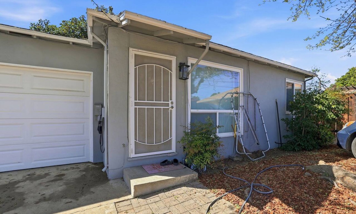 Old Mountain View House | Perfect Location, Contemporary 2-bedroom house in Mountain View with EV charger.