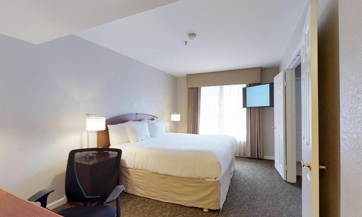 Brea Hotel | Pet-Friendly 1BR: 2.7 mi to Craig Regional Park | Full Kitchen & Outdoor Pool