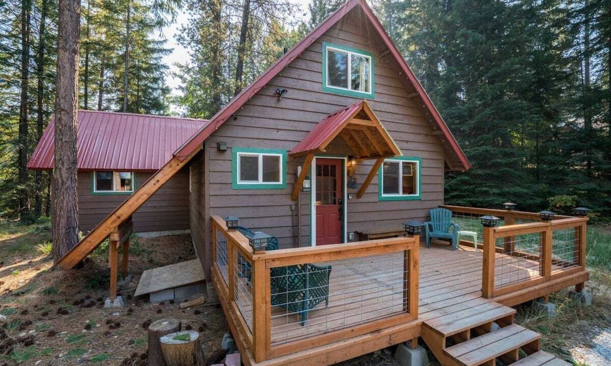 Ardenvoir House | Pet-friendly Cabin Near Leavenworth + Stevens Pass, Wood Stove, EV, BBQ