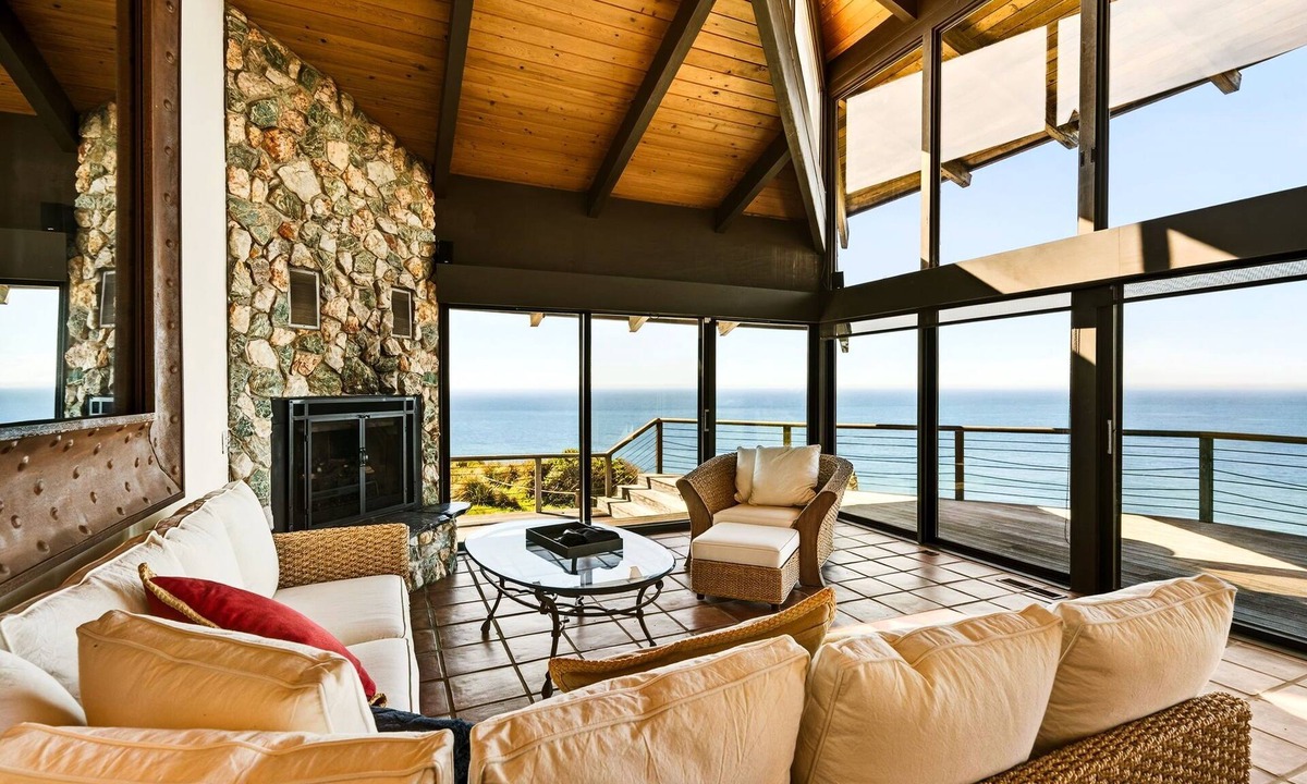 Gualala House | Pet-Friendly Designer Oceanfront 3B House with King Beds & Hot Tub & Outdoor Kit
