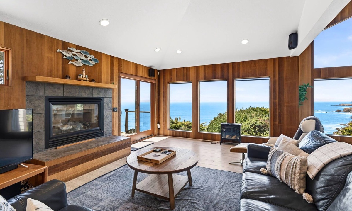 Gualala House | Pet-friendly Oceanfront Retreat w/King Beds & Hot Tub!
