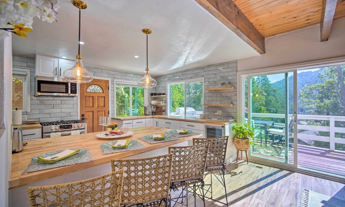 Crestline Cottage | Picturesque Cabin: 2 Balconies, Walk to Lake!