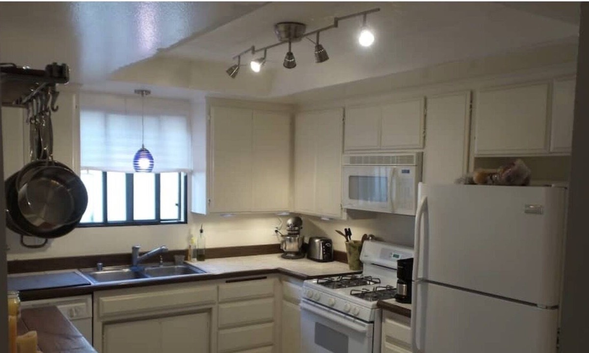 Playa Del Rey Condo | Playa Del Rey Near The Beach! Spacious 1 BR/1.5 Bath. Pool, tennis courts, gym