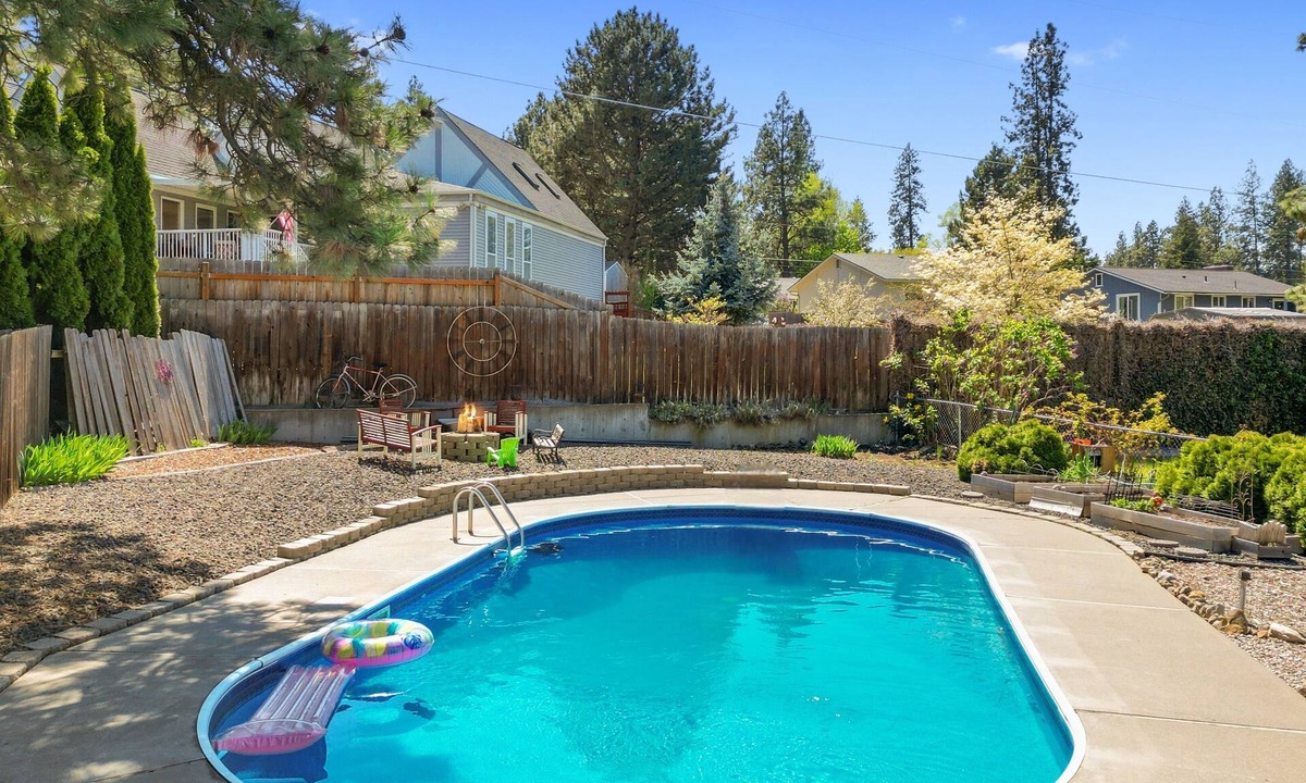 Lincoln Heights House | Poolside Getaway with Spacious Outdoor Living & 6 Cozy Beds!