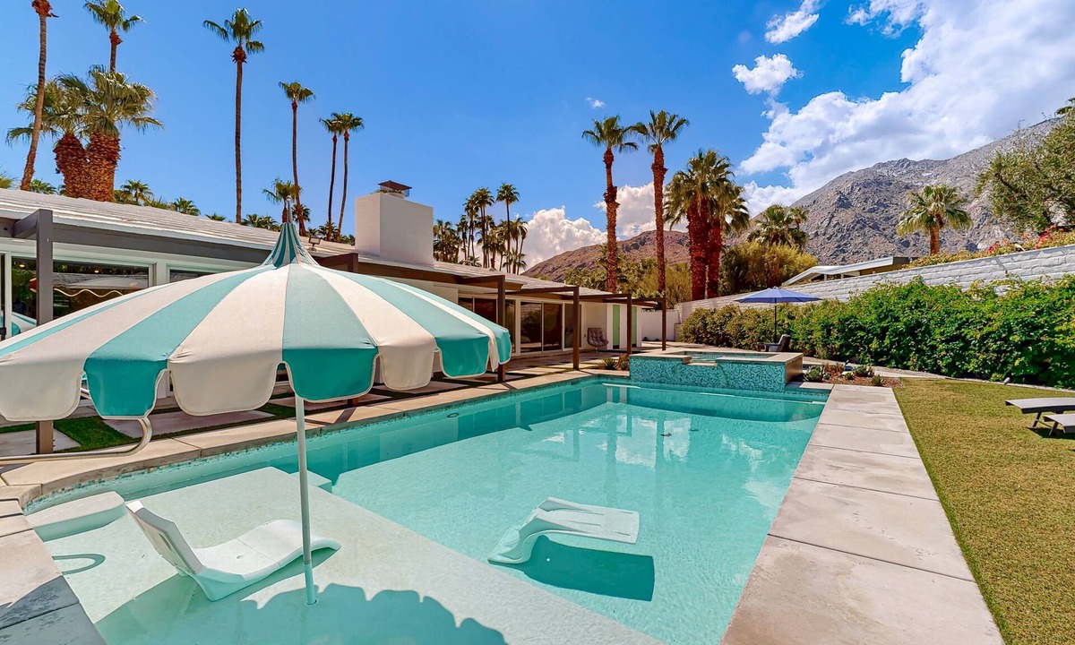 Vista Las Palmas House | Poolside Paradise in the Desert – Your Perfect Palm Springs Escape Awaits.