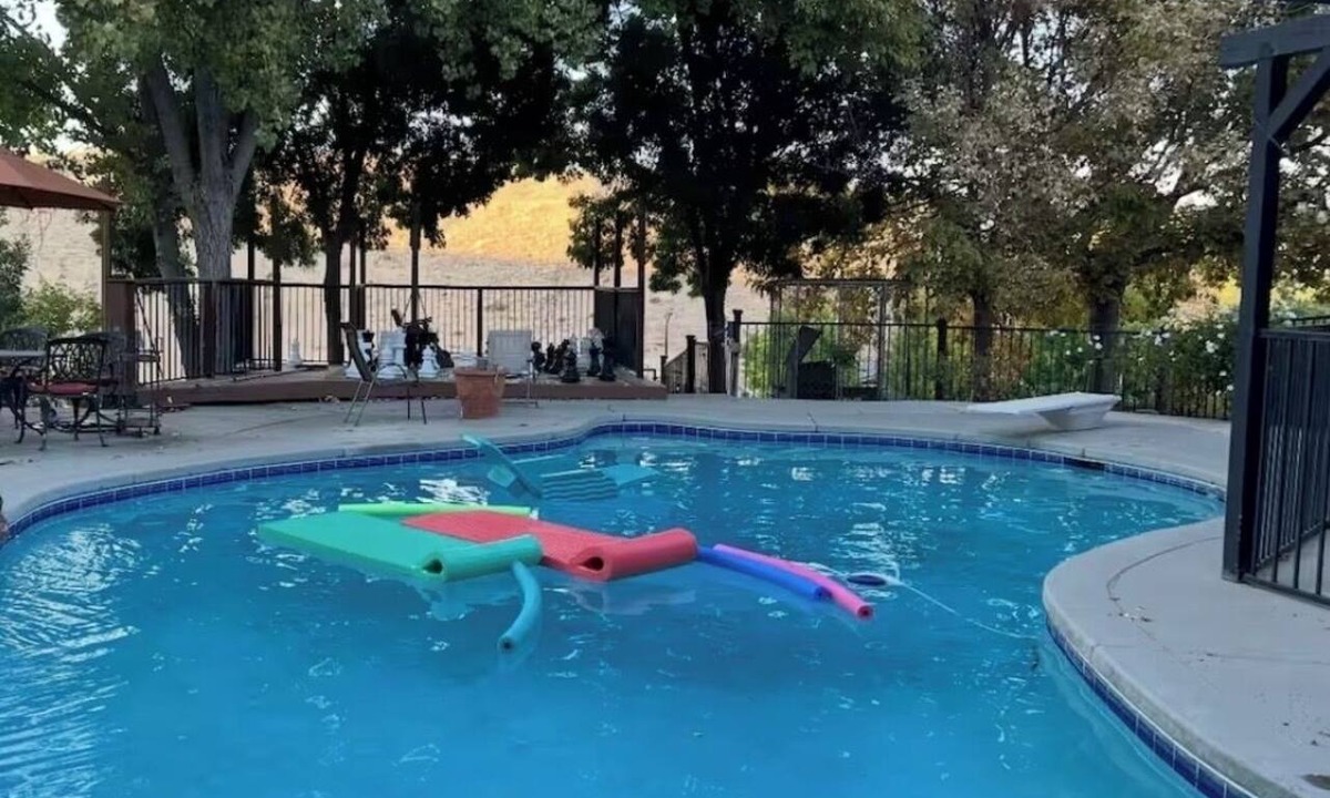 Exeter House | Powell Ranch-Pool & Jacuzzi on Beautiful Farm