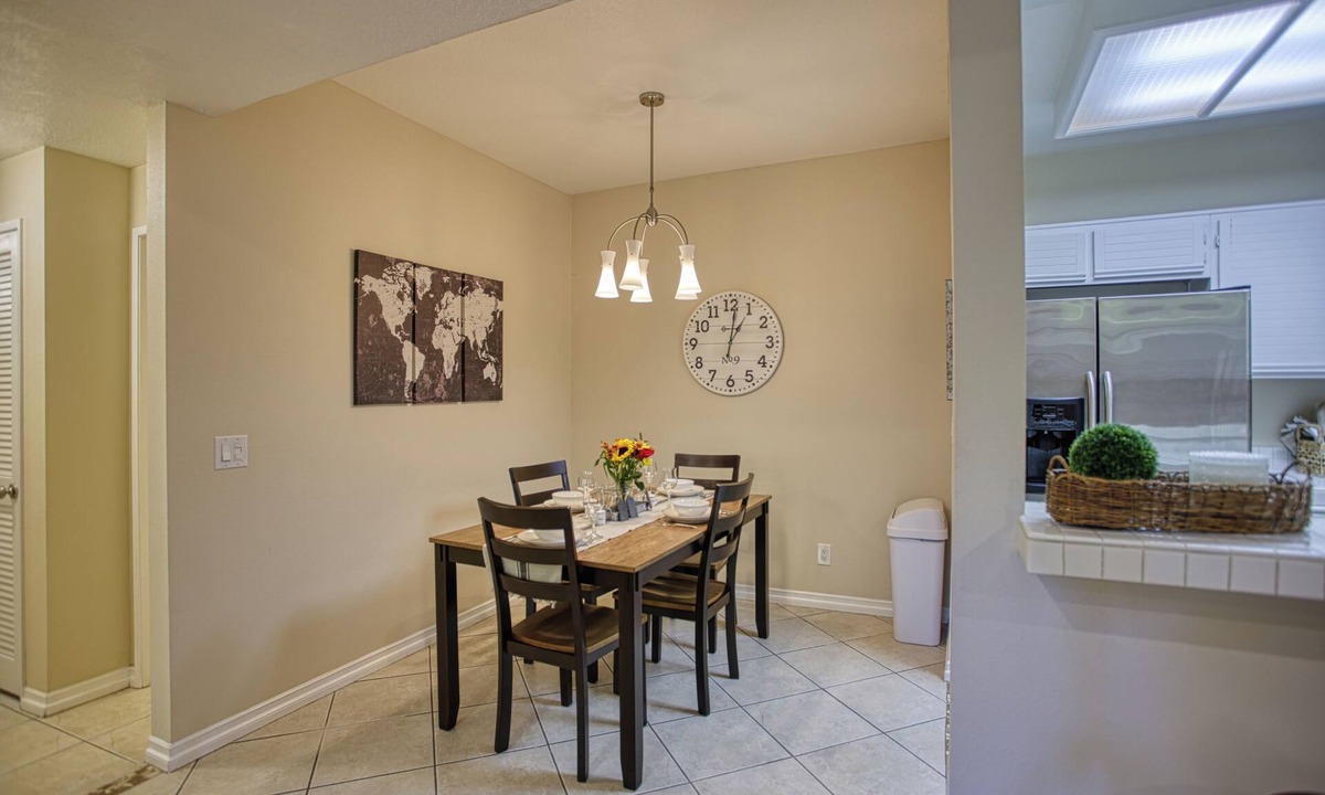 Valencia Condo | Price Reduced - Ready for Immediate Move-in 2/2 Condo in the Heart of Valencia