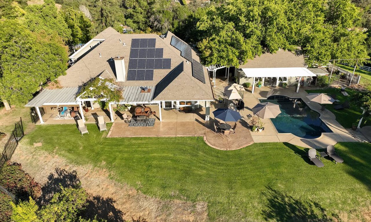 Newcastle Resort | Private Auburn Pool & Spa Retreat Sleeps 10+ Dogs Sunsets Wineries