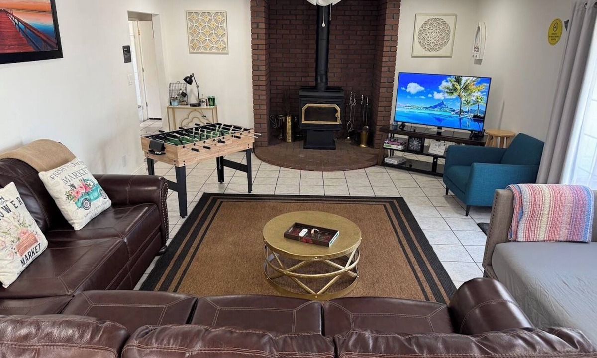 Acampo House | Private Charming 3-Bedroom Farmhouse - Single Level w/Open Patio Deck!