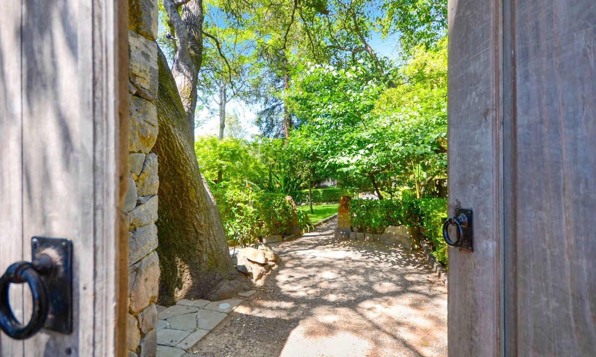Sonoma House | Private Enclave within Walking Distance of Plaza 5 Bed/5 1/2 Baths Sleeps 10-12