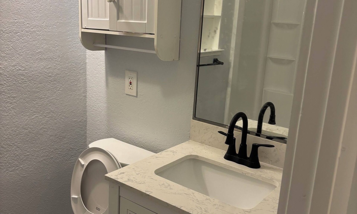 Porterville Apartment | Private Guest House Cozy & Clean Living Room + Bath Great Location