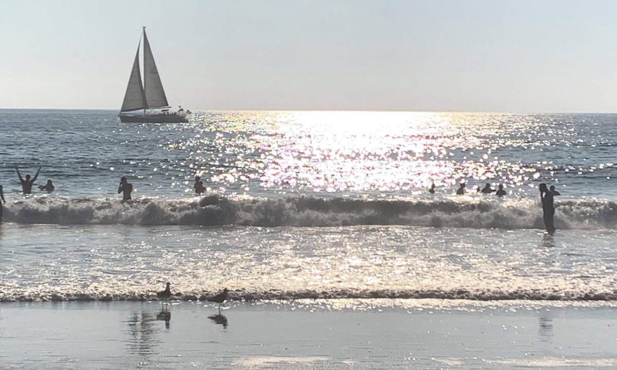 The Strand House | Private Manhattan Beach Guest House 5 blocks to the sand!