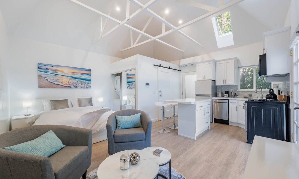 Faircrest Heights Apartment | Private modern studio in the heart of LA. Fully equipped w/full kitchen, W/D