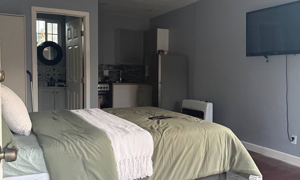 Park Mesa Heights Apartment | Quiet, Charming LA Back house — Minutes from SOFI, the Forum & the Beach