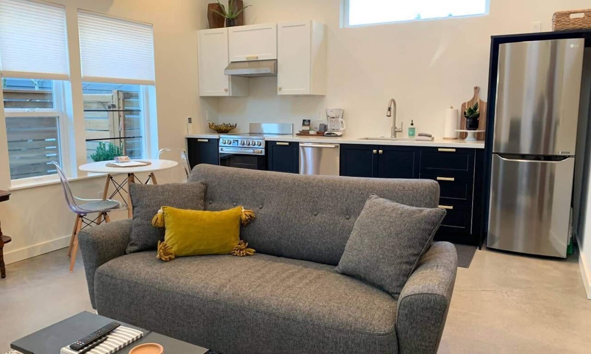 Rose City Park House | Quiet + Clean Backyard Bungalow in NE PDX. Kitchen, W/D, A/C.