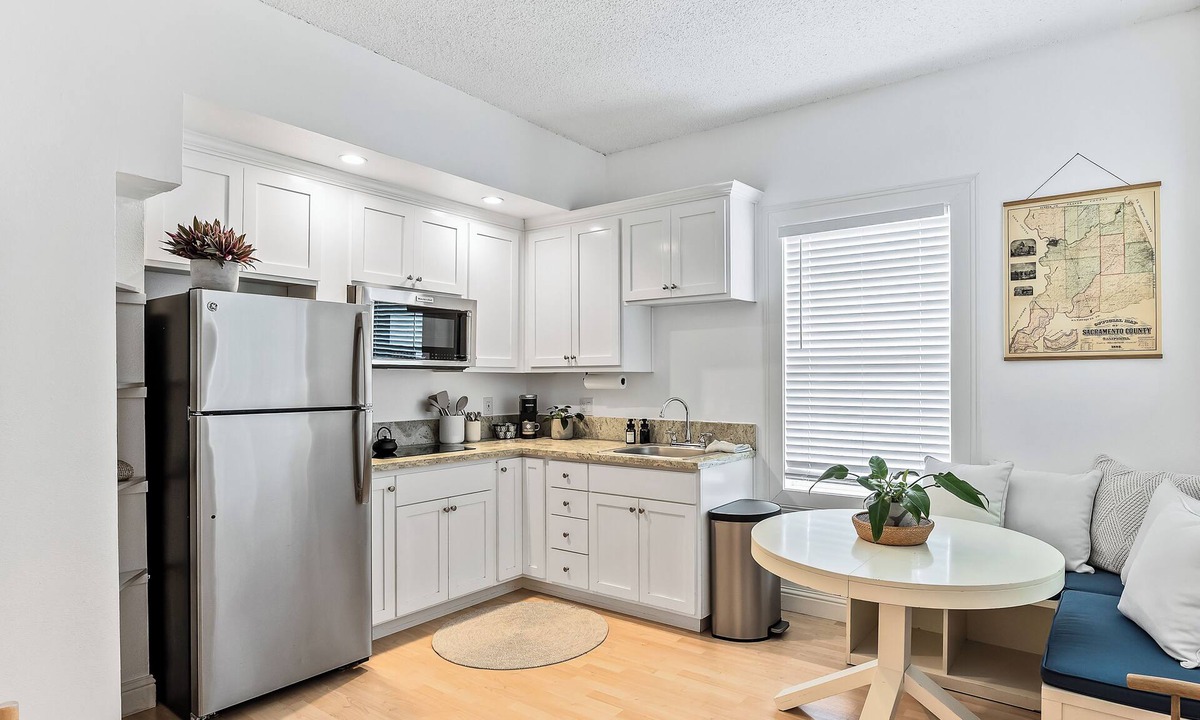 North Oak Park Apartment | Quiet, gated, updated Apt next to UC Davis Medical Center