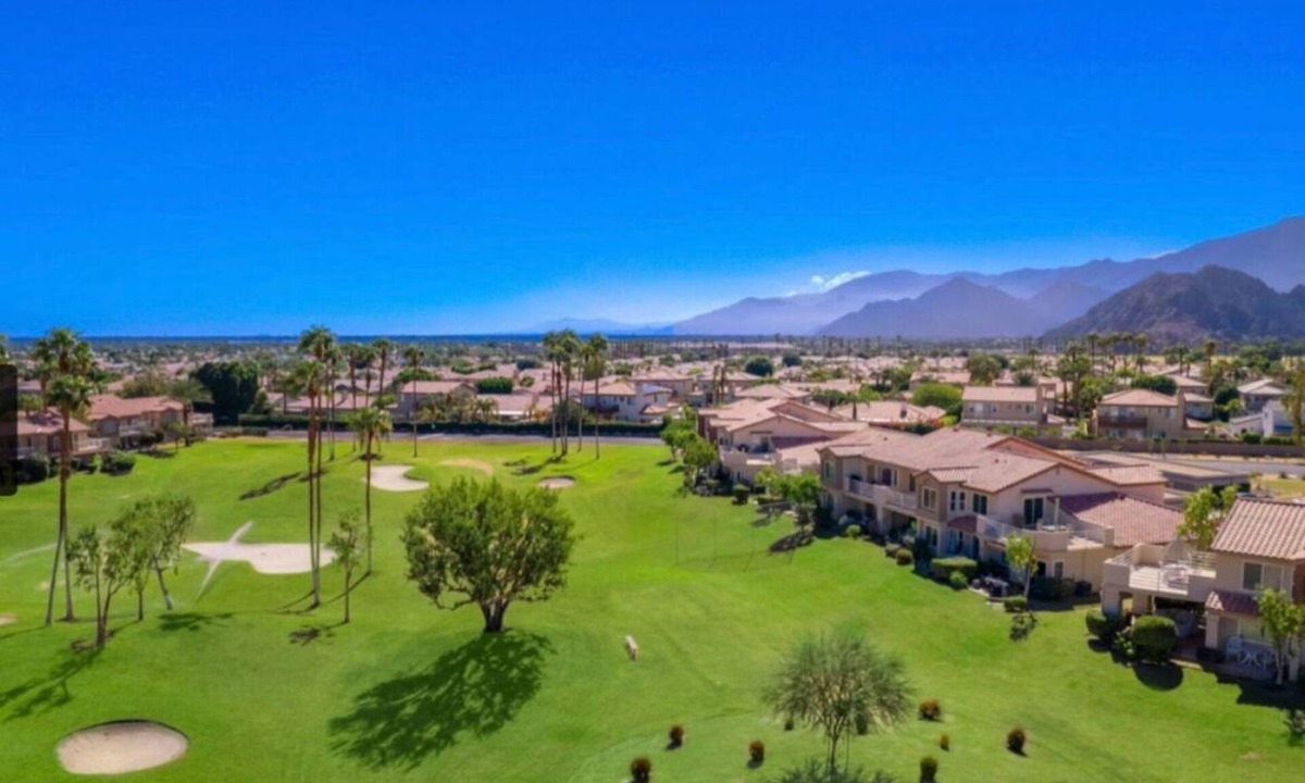 La Quinta Condo | Quiet Lower Level Condo with Country Club Amenities - Golf & Mountain Views