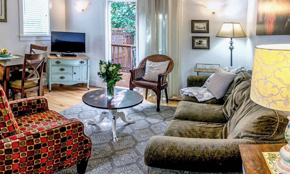 Siskiyou-Hargadine Historic District Cottage | Railroad District, steps to downtown, everything you need to enjoy Ashland!