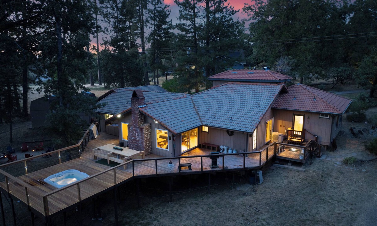 Coarsegold House | Ranch Near Yosemite & Bass Lake 2 King, 3 Suites