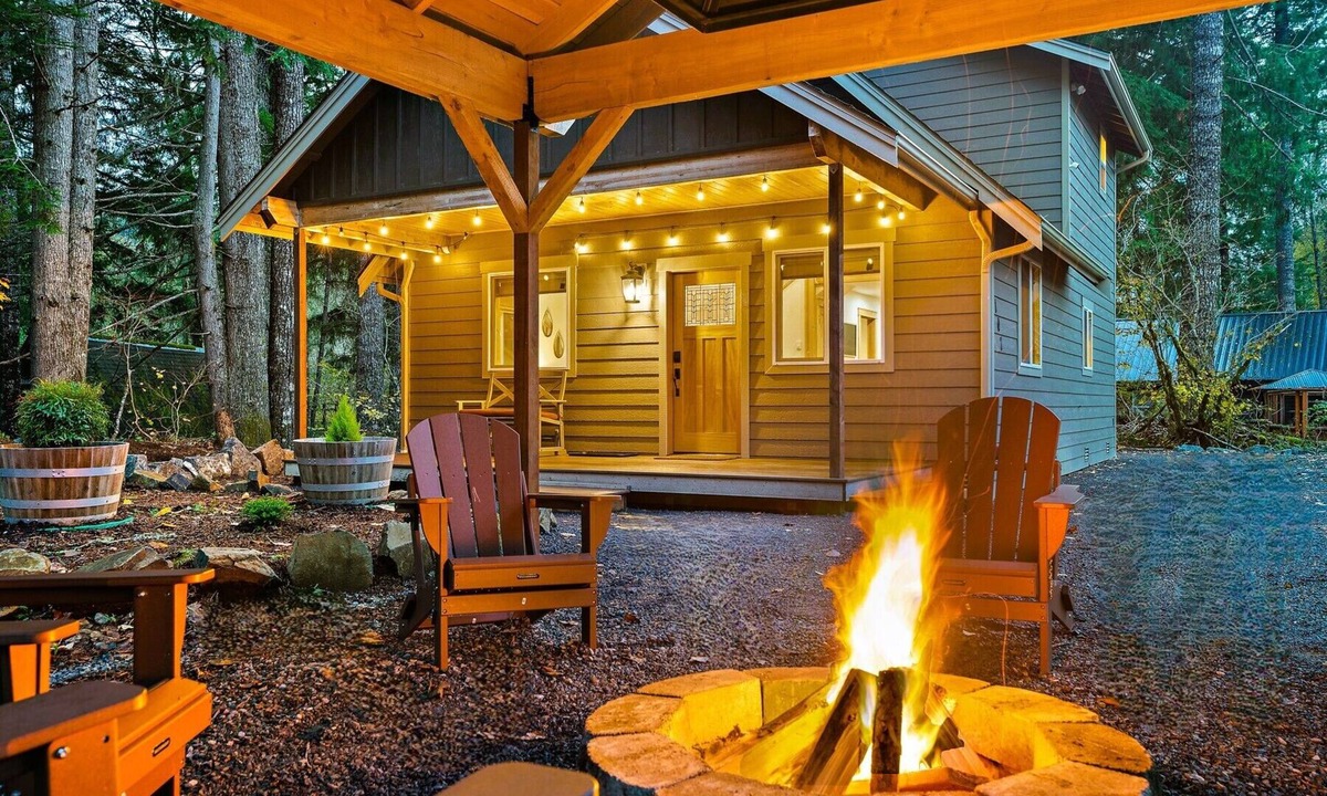 Paradise Estates Cabin | Relax by Rainier: Cozy Luxe King, Full Kitchen, Covered Fire Pit, 5 mi to Park