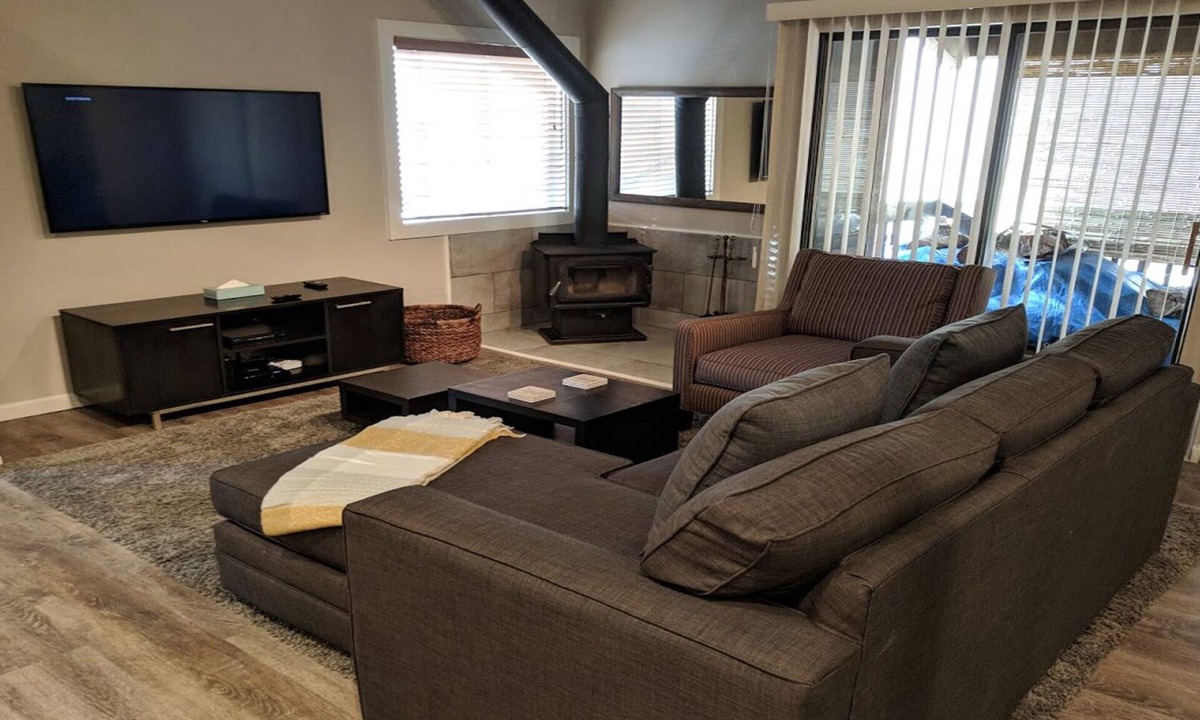 Majestic Pines Condo | Remodeled Modern Mountain Condo 1BR/Loft/2BA with Garage - near village