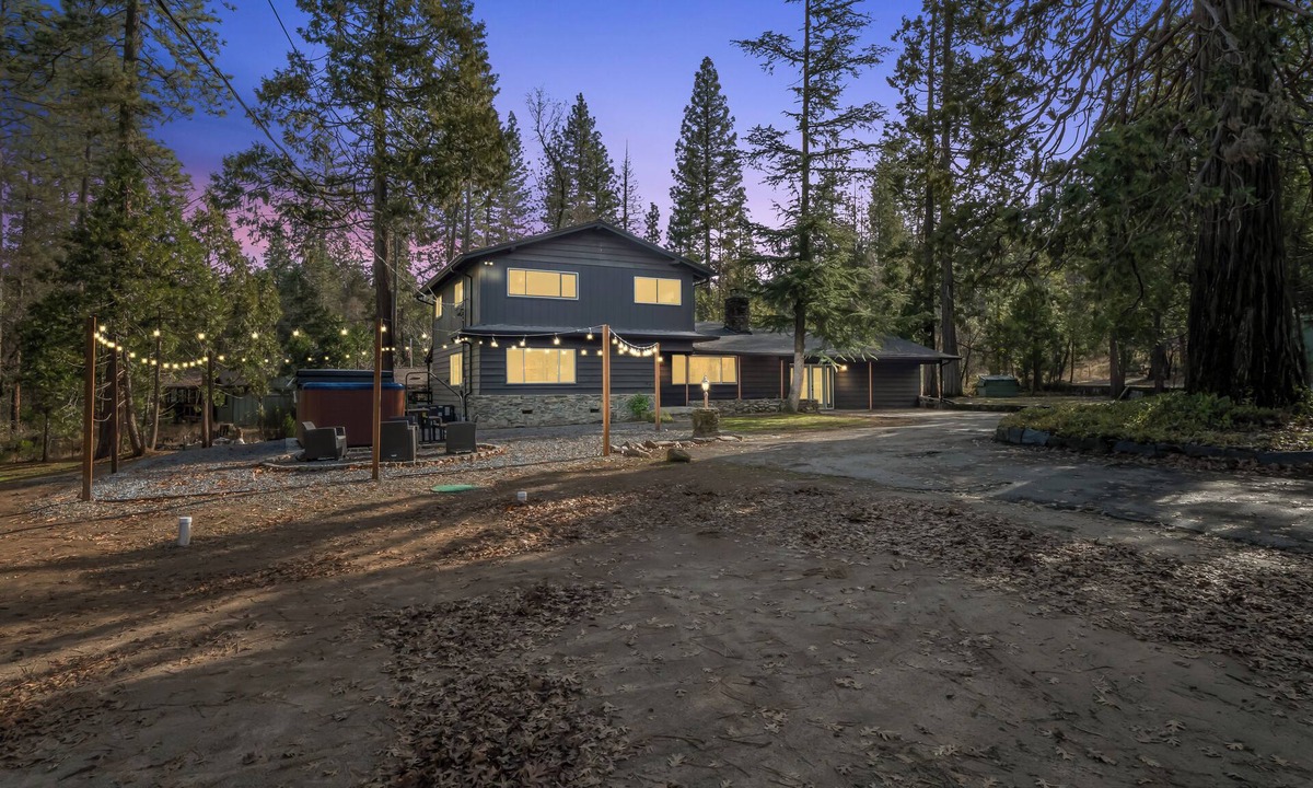 Oakhurst House | Retreat home tucked away in the forest, perfect for big groups, near Bass Lake