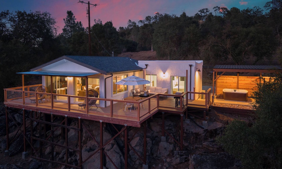 Yosemite Lakes House | River House Retreat at Yosemite- Private Hot Tub. Outdoor Shower . Views . beach