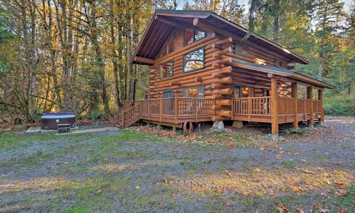 Gold Bar Cabin | Riverfront Cabin w/Hot Tub: 2 Mi to Eagle Falls
