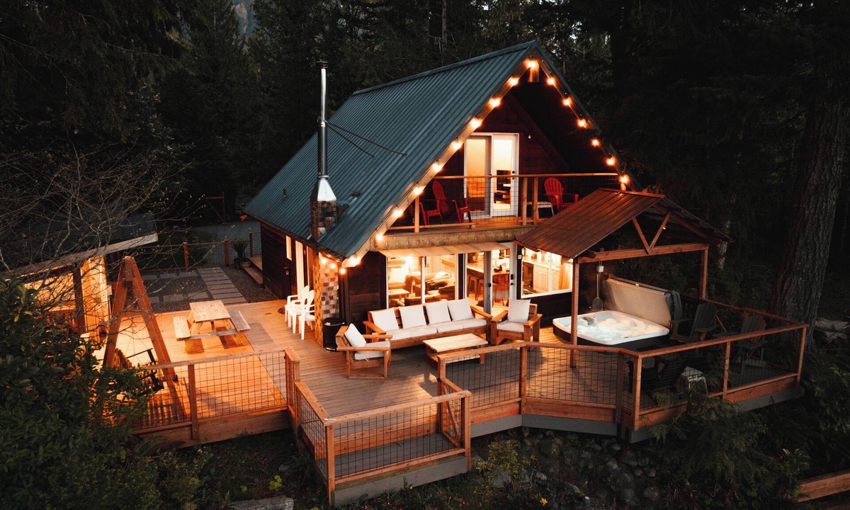 Gold Bar Cabin | Riverfront Cabin w/Views-Hot Tub,AC,Pets