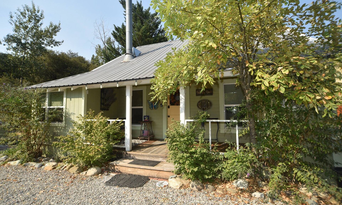 Dunsmuir Cottage | ❤Riverfront Paradise - Butterfly Ranch on the River❤
