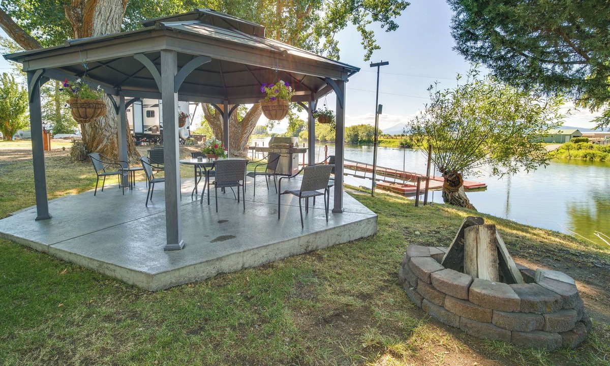 Chiloquin Apartment | Riverfront Resort Cabin ~ 21 Mi to Crater Lake NP!